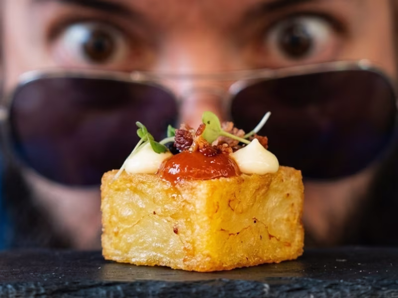 Brava gourmet con guarnición detalle - vayaBravas