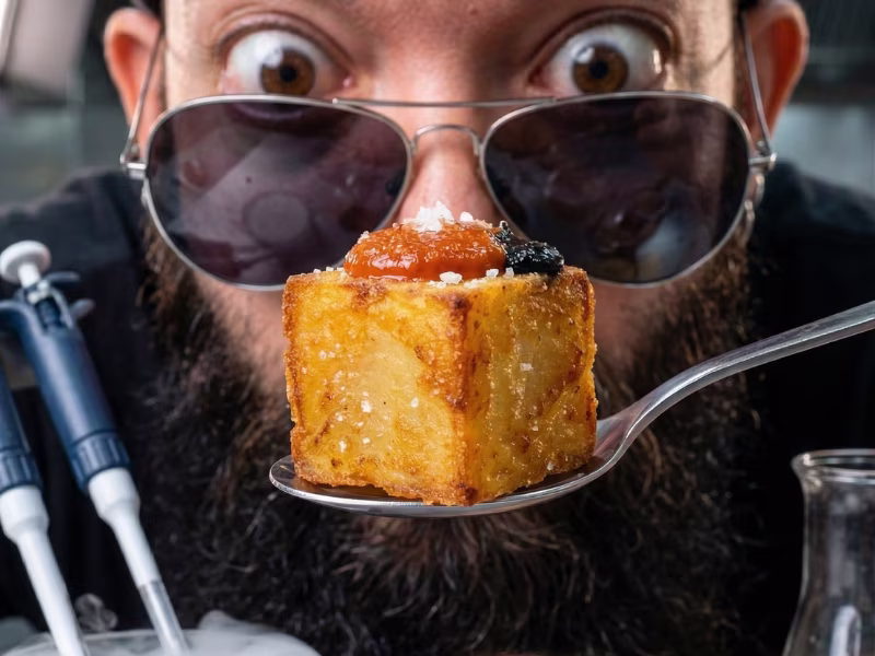 David Sitjes con patata brava en tenedor - vayaBravas